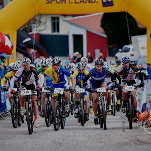 Eine Gruppe an Radfahrern im Start der Kamptal Trophy in Zöbing